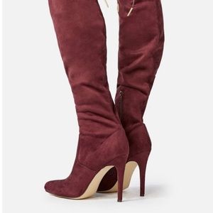 Botas rojas con tacón alto disponibles en size 9.